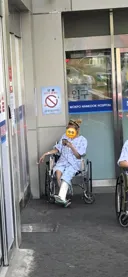 병원 입구에서 담배 피우는 년
