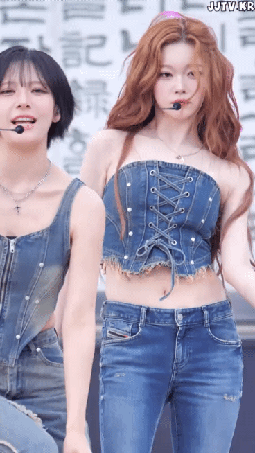 청청 패션 입은 새하얀 빌리 츠키.gif