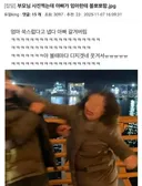 부모님 사진 찍는데 아빠가 엄마한테 뽀뽀함