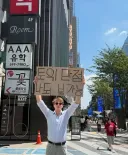 외국인이 서울 도심에서 1인 피켓 시위를 한 이유