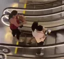 에스컬레이터 탈때 핸드폰 하지 마세요