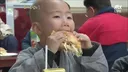 동자 스님들의 햄버거 먹방