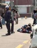 수갑 들고 관전하는 여경