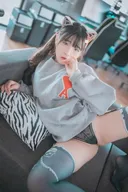 쩍벌 포즈 잘 찍는 그녀