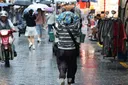 전국 곳곳 비…덥고 습한 '찜통 더위' 지속