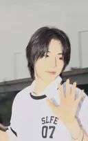 성인식 쫀득하게 말아 준 07년생 신인 아이돌 실존.jpg