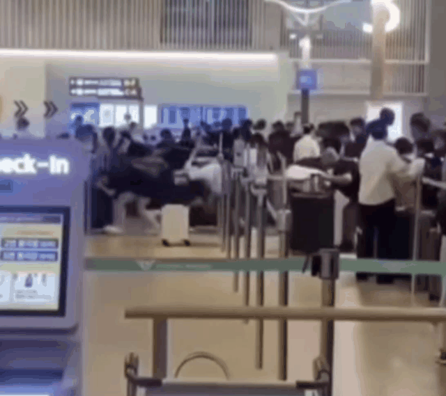 인천공항, 중국인 보따리상 '집단 새치기' 몸살…직원까지 다쳤다