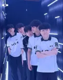 롤) KC : "왤케 다 없어 얘네"