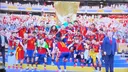 스페인 월드컵 우승 세레모니 할때 안빠지고 버티는 트럼프.gif
