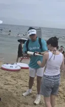해운대 관광객들한테 실리콘 총 쏘는 2명 출현
