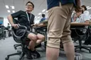 ‘반바지’ 입고 출근하자 “아저씨 다리털 불쾌”