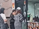 줄 서있는데 새치기 하려는 사람.gif