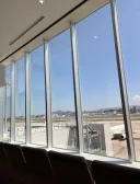 日공항 너무 시끄러워서 조용한 자리 찾아 이동중