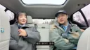 코트에서 총을 꺼내려는 윤하