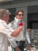 괴상하게 생긴 F1 드라이버의 경기 전 복장