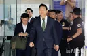 1심 선고 마치고 법원 나서는 오세훈 서울시장