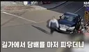 쓰레기 더미에 불붙은 꽁초 버려서 불 낸 영감.gif