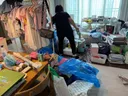 집 정리 도와주시는 분들 와서 정리중이라고..