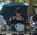 아침부터 컵라면을 때려넣는 09년생 아이돌