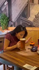 맥주를 빨리 마시는 여자의 비결.mp4