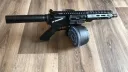 100발들이 탄창 달린 AR-15 권총