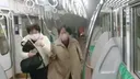 지하철 출입문 비상콕크는 왜 의자 아래에 있을까?