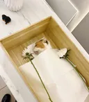 대표 : 어이 김대리. 왜이렇게 울어? 누가보면 사람 죽은줄 알겠어. 일에 집중좀 해