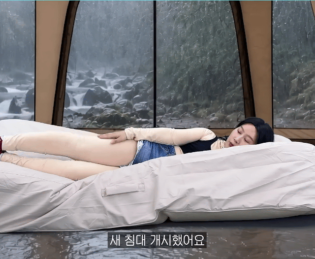 댓글들 난리난 노출 심한 차림으로 우중캠핑하는 일부 유튜버들 풍자한 엄은향