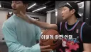 농구팬들: 김종국 그 사람 근육에 생각까지 의탁한 사람 아님?!!