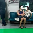 커플이 지하철 2호선 3자리 차지