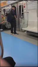 한국지하철 안에서 소변보는 중국인.mp4