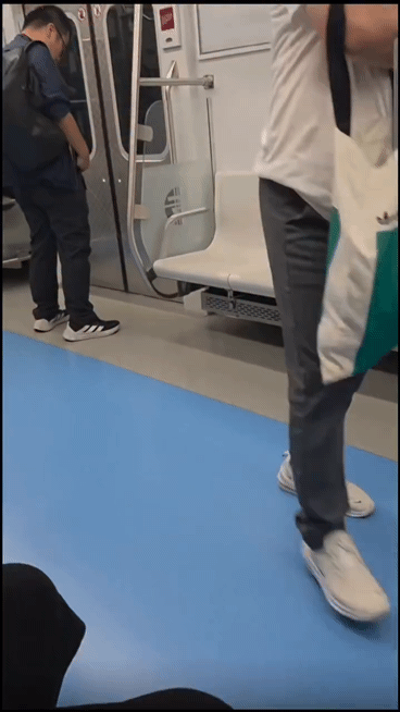 한국 지하철 객실 안에서 오줌싸는 짱깨