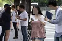 길거리에서 스티커 붙여달라는 '파란 조끼' 사람들…정체 알고 보니 경악