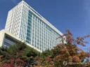 중학교 동창 10여년 갈취·성매매 강요 20대 여성, 2심서 감형