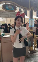 롯데월드 교복이 잘어울리는 30대 누나.jpg