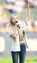 전효성 어제자 시구 사진
