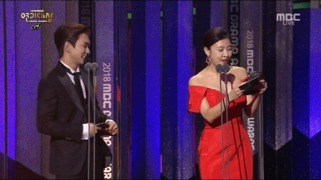 소지섭 수상 발표도 하기 전에 광대 터지고 있는 유승호.gif