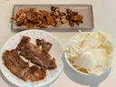 삼겹살을 반찬 하나랑 먹어야 하면..