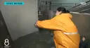 침수 된 건물에서 문 열기