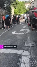 자전거 대회 코스에 실수로 들어간 아줌마.gif