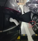 충전 중인 전기차 충전구 커버에 아이 이마가 찢어졌는데요???