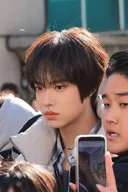 선배랑 챌린지 찍는데 손을 벌벌 떠는 신인 아이돌...gif