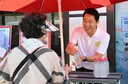 어르신에 아리수 나눠주는 오세훈 시장