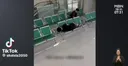 친구 머리 빼내려다 자기 머리도 끼어