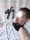전신마비환자의 콧구멍에 손가락 넣기