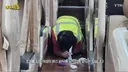 버스 바닥에 엎드려 열심히 청소해주시던 청소 아주머니를 찾아서 인터뷰 한 기자.youtube