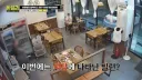 후진 하다가 식당 창문 박은 운전자.jpg