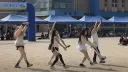 초등학교 운동장에서 공연하던 아이돌이