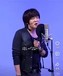 김병지컷에 스키니입고 노래부르는 이창섭..jpg