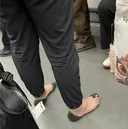 정장입고 맨발로 지하철 탄사람
